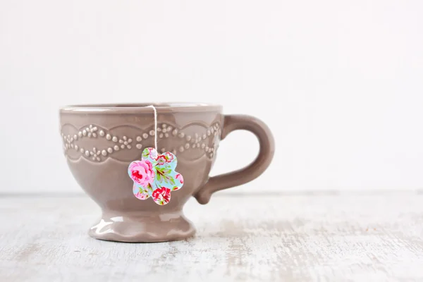 Tasse mit blumenförmigem Teebeutel — Stockfoto