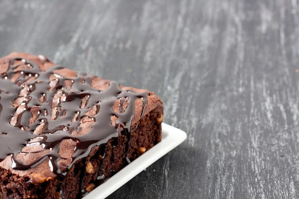 Brownie Cake auf schwarzem Holzhintergrund — Stockfoto