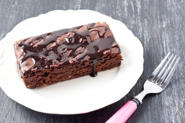 Brownie kek ahşap arka plan üzerinde