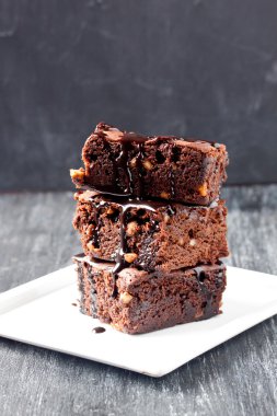 Brownie kek ahşap arka plan üzerinde