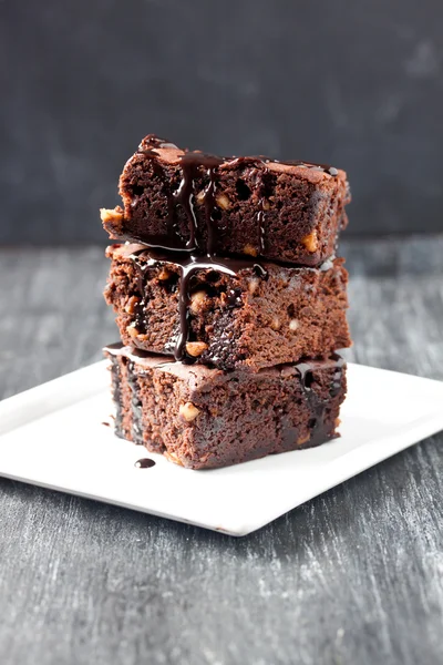 Pastel Brownie sobre fondo de madera —  Fotos de Stock