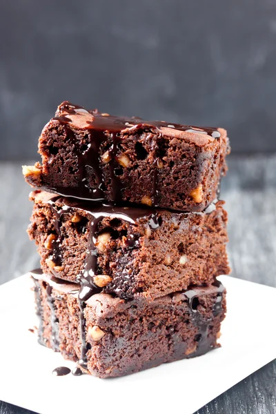 Brownie dort na dřevěné pozadí — Stock fotografie
