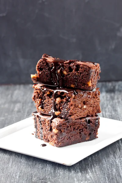 Torta brownie su uno sfondo di legno — Foto Stock