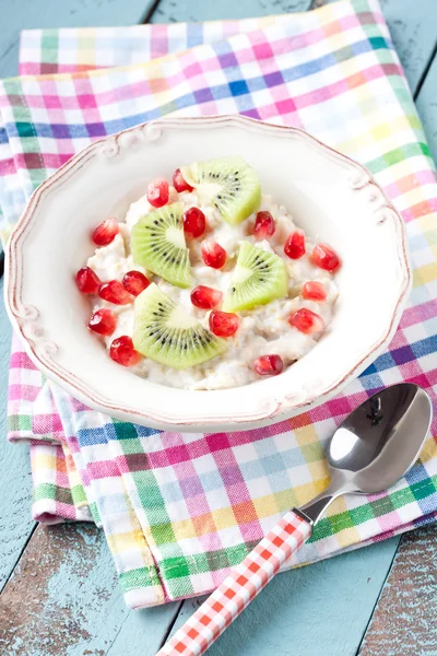 Harina de avena con leche y fruta fresca — Foto de Stock