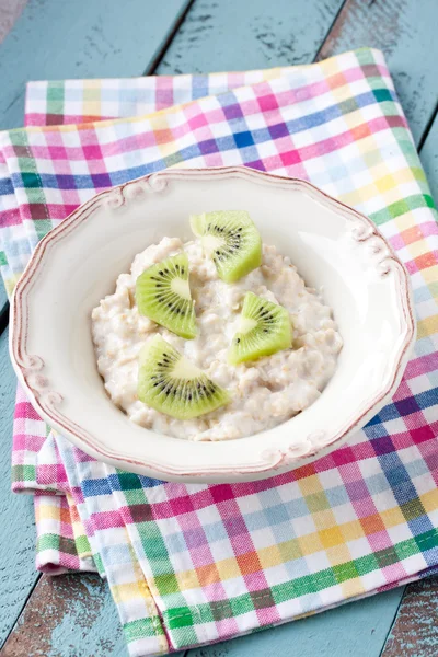 Harina de avena con leche y fruta fresca — Foto de Stock