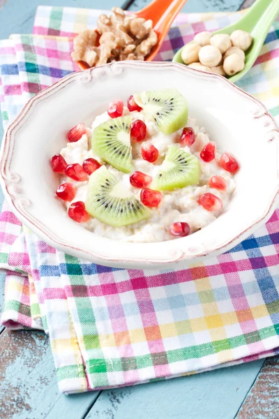 Flocons d'avoine avec lait et fruits frais — Photo