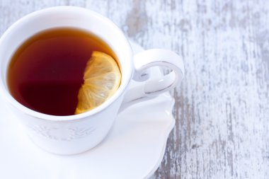 Bir bardak limonlu çay.
