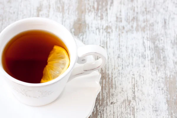 Чашку чая с лимоном — стоковое фото