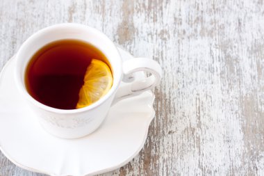 Bir bardak limonlu çay.