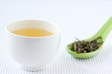 beyaz zemin üzerine yeşil çay