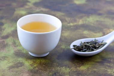 Ahşap arka planda yeşil çay