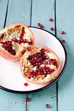 Ahşap zemin üzerinde nar meyvesi