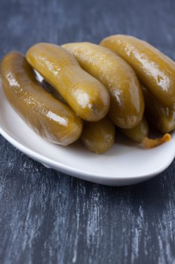 Salatalık turşu bir plaka üzerinde