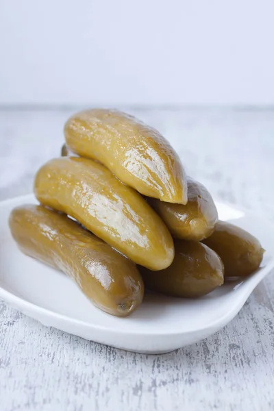 Gurka pickle på en tallrik — Stockfoto