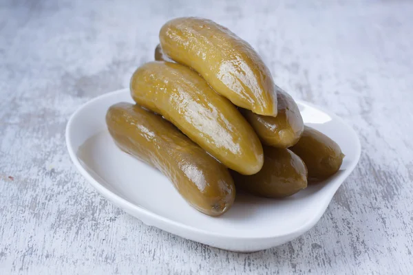 Pepinos encurtidos en un plato —  Fotos de Stock