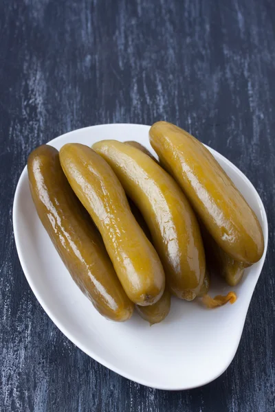 Pepino en vinagre en un plato —  Fotos de Stock