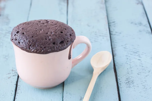 Tasse Kuchen auf einem hölzernen Hintergrund — Stockfoto