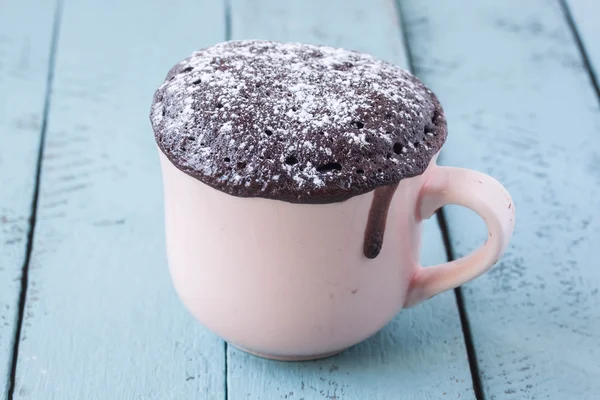 Tasse gâteau sur un fond en bois — Photo