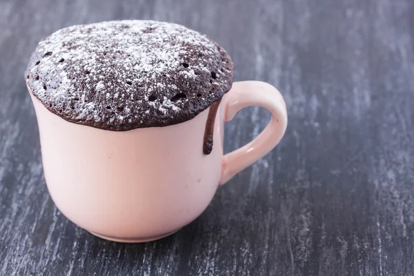 Tarta taza sobre un fondo de madera — Foto de Stock