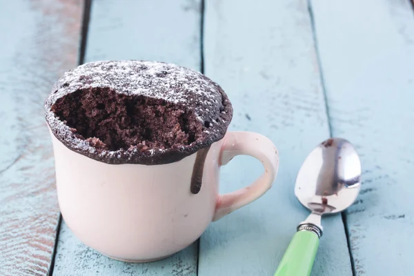 Tasse gâteau sur un fond en bois — Photo