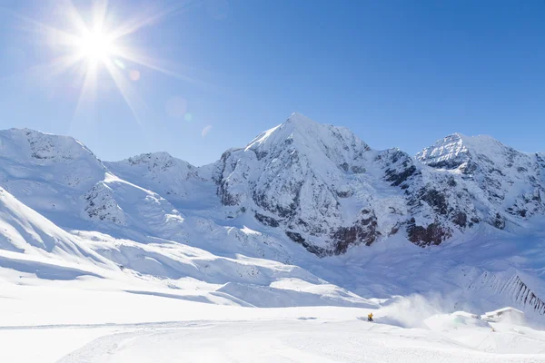 Skidbacken i de italienska Alperna (Sulden/Solda) med Ortler i bakgrunden — Stockfoto