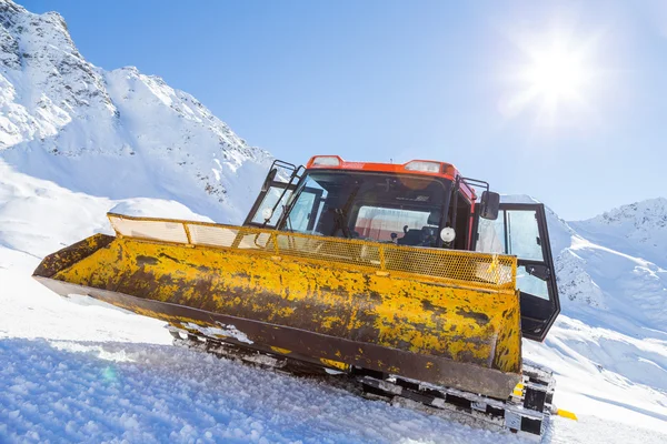 Aratro di neve in montagna pista prepairing — Foto Stock