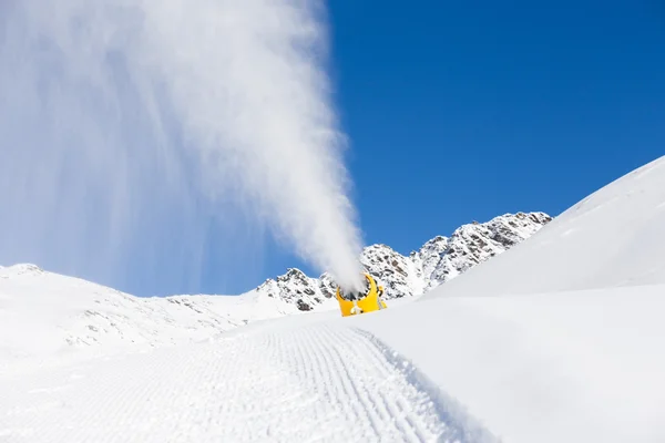 Generatore di neve in montagna — Foto Stock