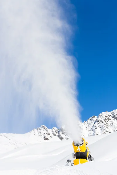 Generatore di neve in montagna — Foto Stock