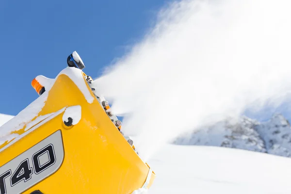 Sneeuw pistool in de bergen — Stockfoto