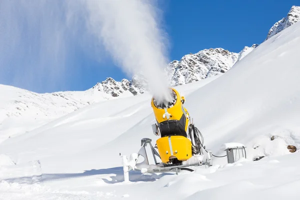 Pistola de nieve en las montañas — Foto de Stock