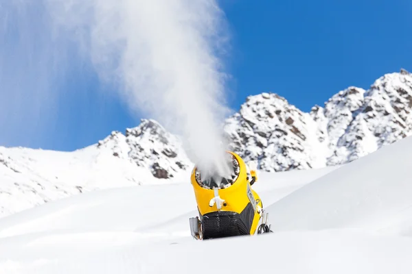 Pistola de nieve en las montañas — Foto de Stock