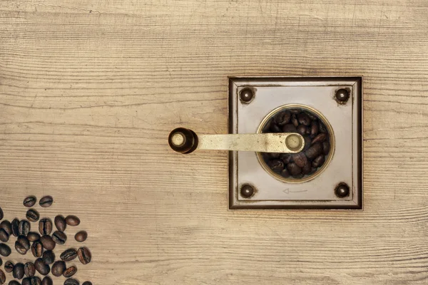 Ahşap üzerine kahve öğütücü