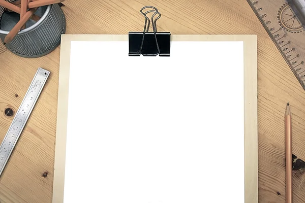 Carta bianca bianca su tavolo in legno con attrezzi tecnici — Foto Stock