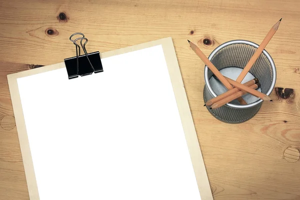 Пустая белая бумага на деревянном столе — стоковое фото