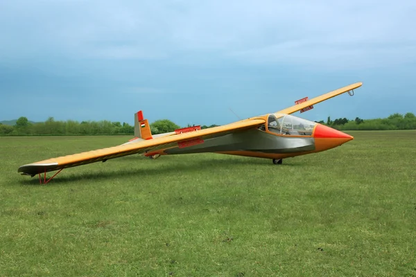 Avião de planador na grama — Fotografia de Stock