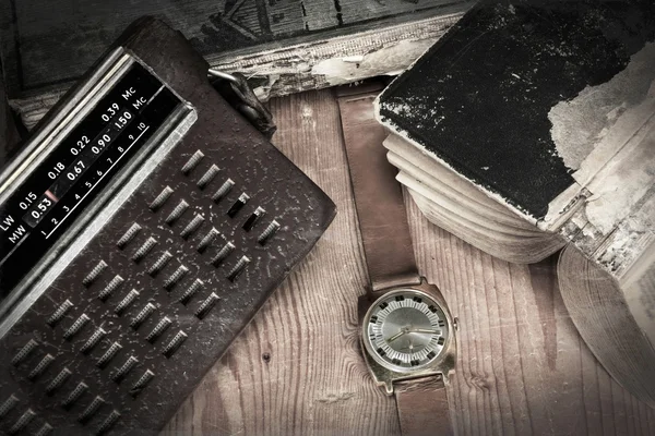Saati olan eski çanta radyo — Stok fotoğraf