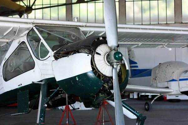 Allgemeine Wartung von Stützflugzeugen — Stockfoto