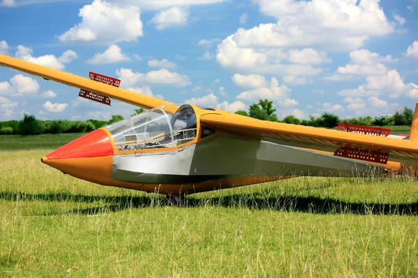 Szybowiec węgierski samolot na zielonej trawie — Zdjęcie stockowe