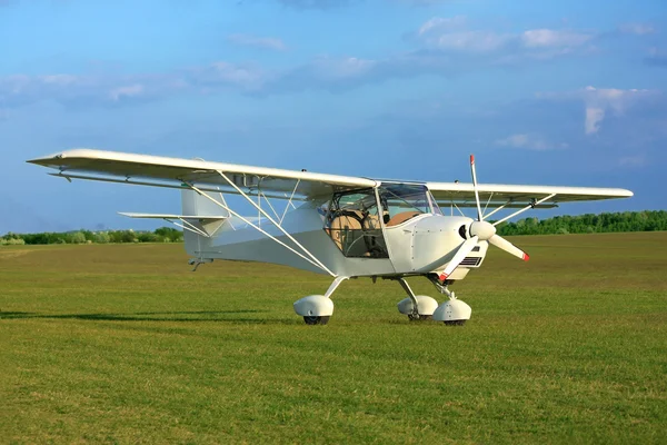 Ultralight vliegtuig op gras — Stockfoto