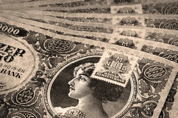 Vieil argent hongrois avec timbre — Photo