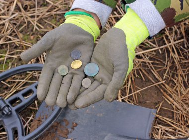 Hazine avcısı. Adam metal dedektörü ile