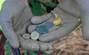 Hazine avcısı. Adam metal dedektörü ile