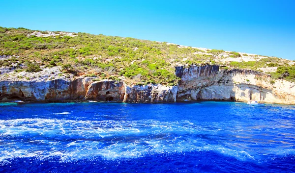 Úžasné modré jeskyně na útesu ostrova Zakynthos, Řecko — Stock fotografie