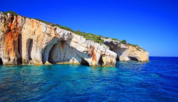 Increíbles cuevas azules en el acantilado de la isla de Zakynthos, Grecia — Foto de Stock