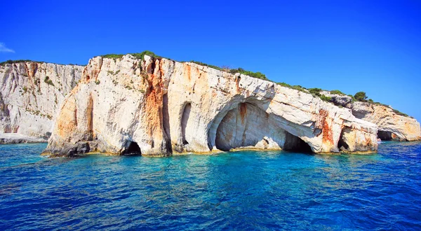 Increíbles cuevas azules en el acantilado de la isla de Zakynthos, Grecia — Foto de Stock