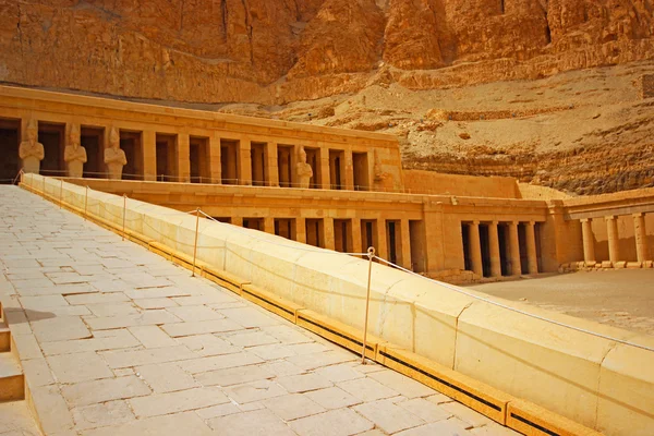 Hatshepsut templo en Luxor, Egipto — Foto de Stock