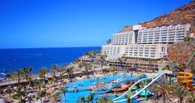 Taurito, Gran Canaria, İspanya - 21 Nisan 2016: Turist Taurito, Gran Canaria Lago Taurito aquapark, güneş tatillerde. İspanya