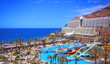 Taurito, Gran Canaria, İspanya - 21 Nisan 2016: Turist Taurito, Gran Canaria Lago Taurito aquapark, güneş tatillerde. İspanya