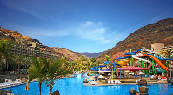 Taurito, Gran Canaria, İspanya - 21 Nisan 2016: Turist Taurito, Gran Canaria Lago Taurito aquapark, güneş tatillerde. İspanya