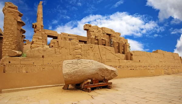 Anscient 卡纳克神庙卢克索-被毁的底比斯埃及 — 图库照片